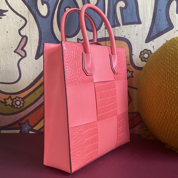 Micheal Kors Mercer medium shopper in the color grapefruit with cross body strap - Picture 2 of 5